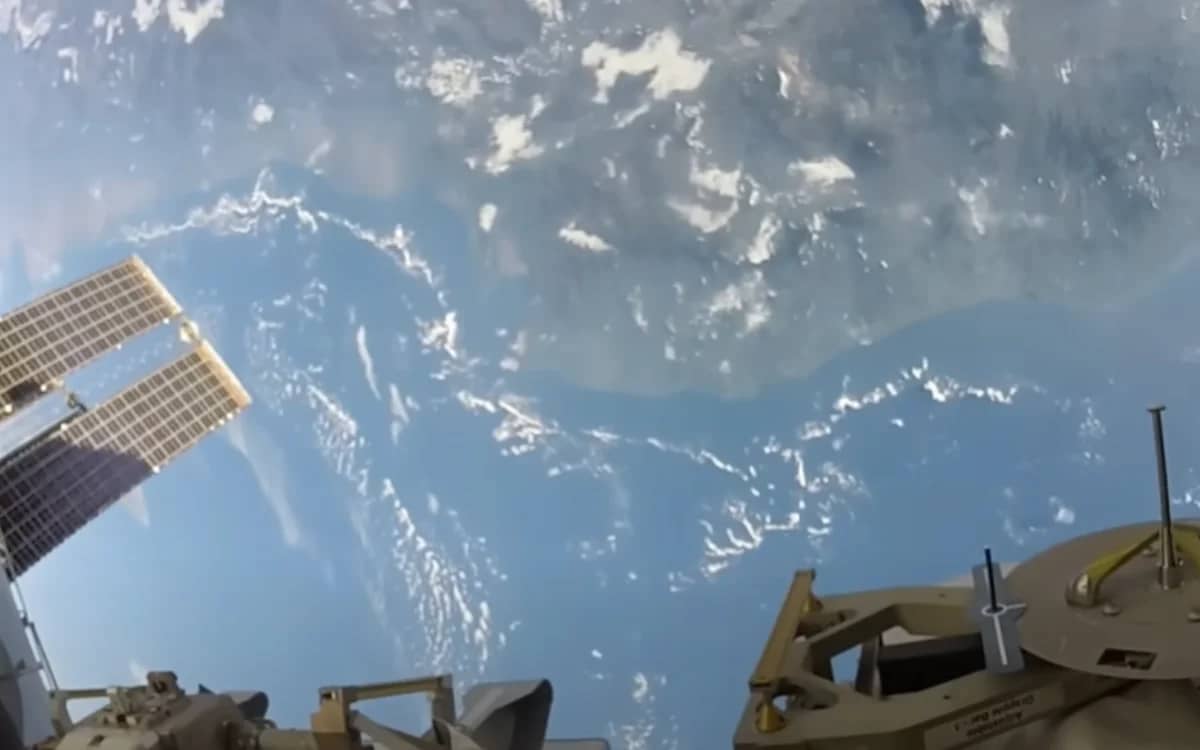 breathtaking-footage-fpacewalk-on-the-iss