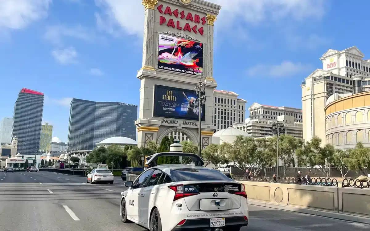nuro-footage-of-autonomously-driving-car-las-vegas-strip