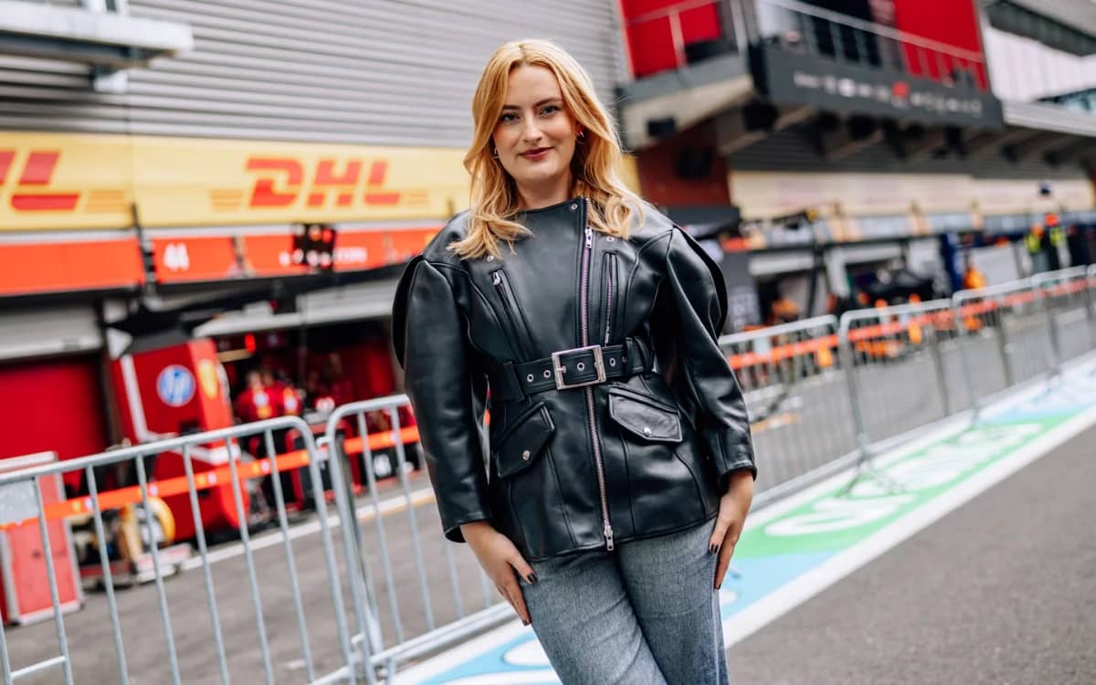 amelia-dimoldenberg-learns-to-drive-in-f1-team-up-passenger-princess