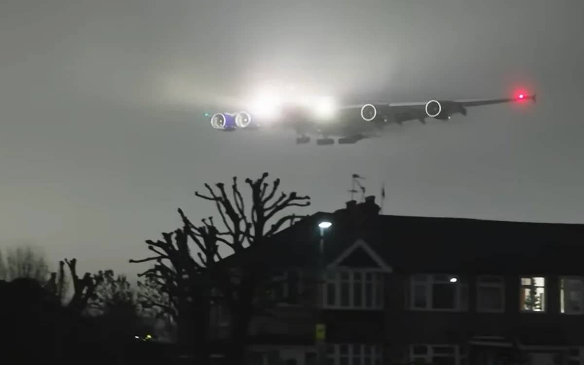 low-flying-boeing-airbus-planes-pass-over-houses