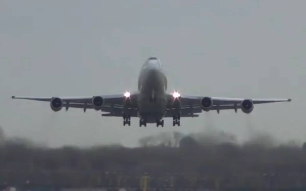 boeing-747-battles-crosswind-extremely-short-takeoff