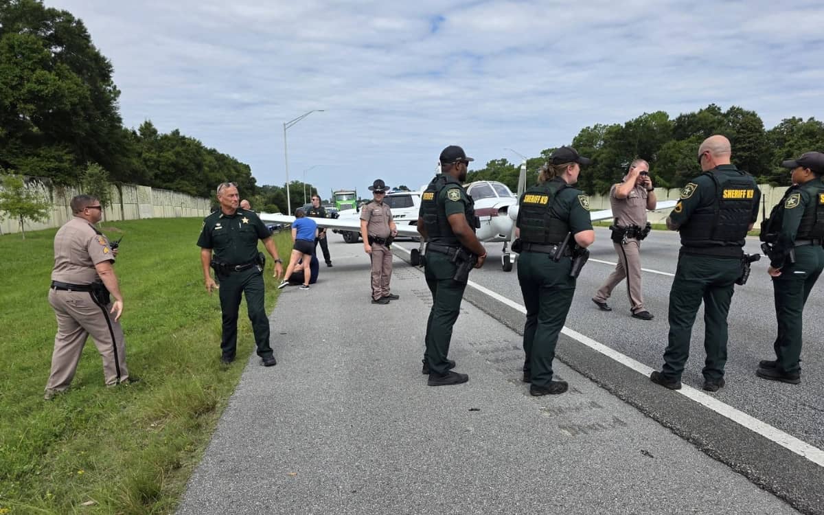 flight-instructor-lands-plane-on-busy-florida-highway-after-engine-failure