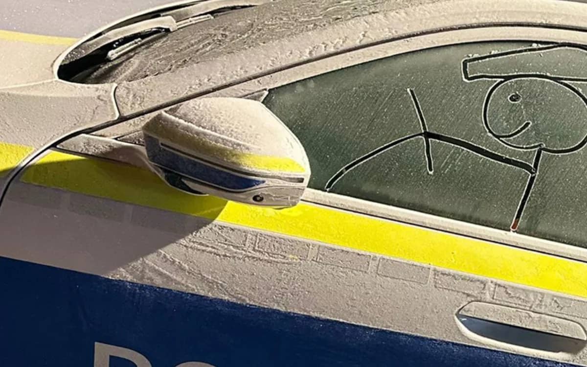 german-police-use-frosty-car-windows-safety-point