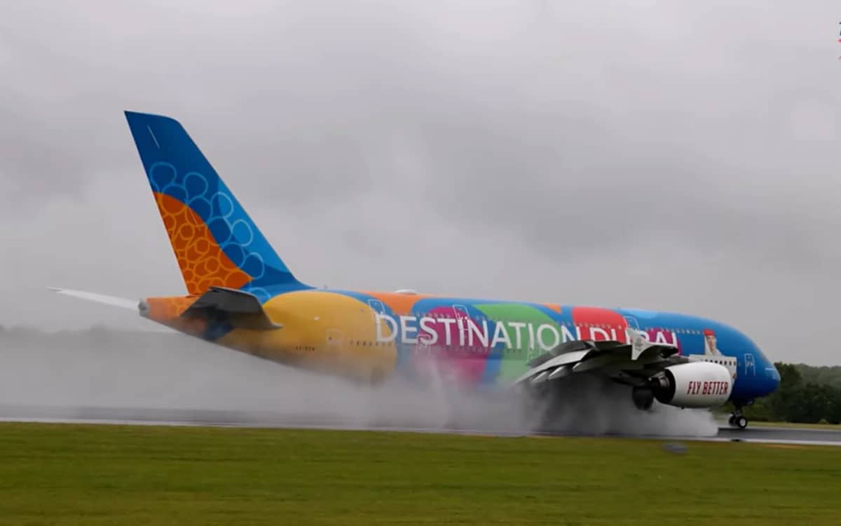 airbus-a380-dries-rain-soaked-runway