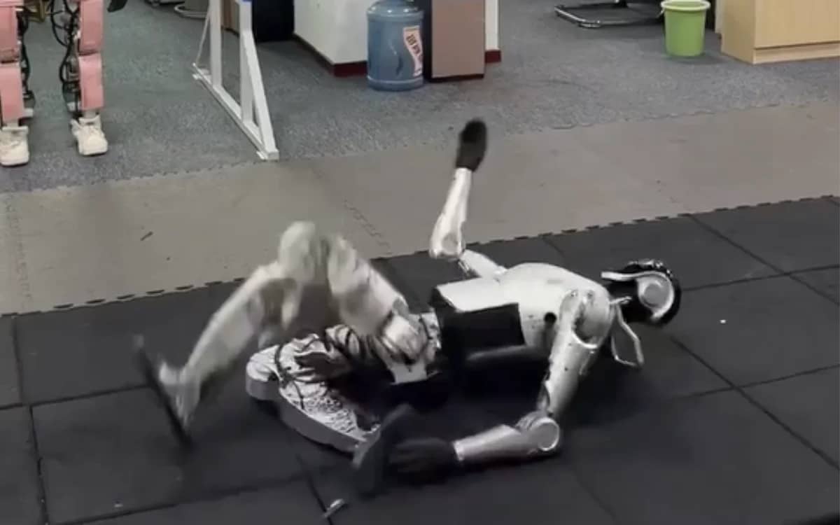 humanoid-bot-fast-stand-up-move-alarming