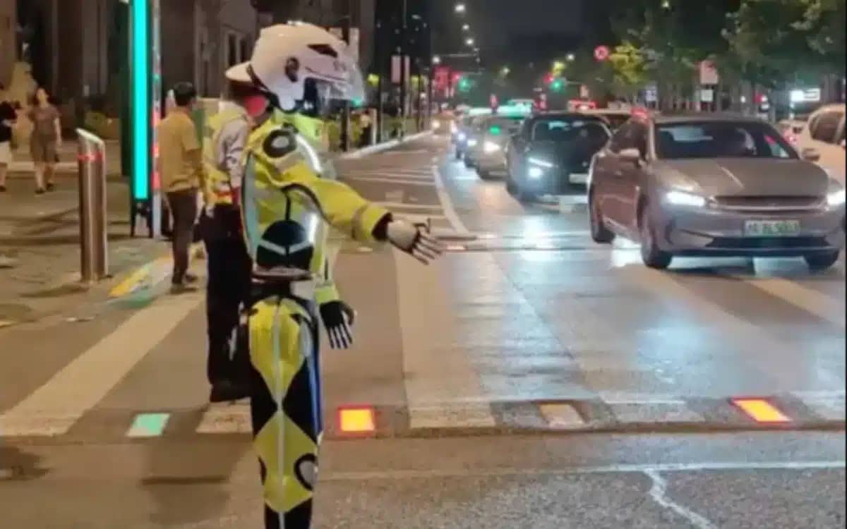 Robot traffic cops are here and China just put one to work in the middle of Shanghai