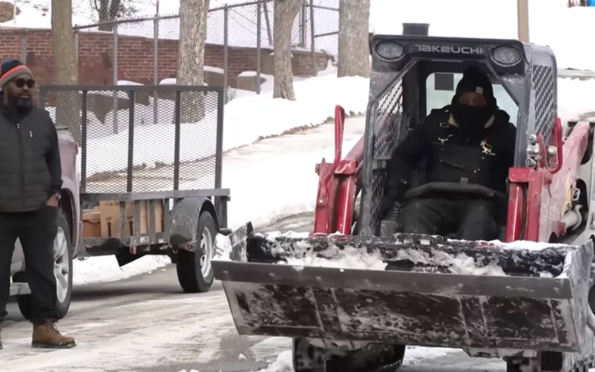 missouri-man-rents-snowplow-clears-streets-for-free