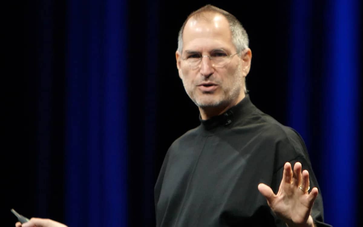 Steve Jobs' reaction after reporter accidentally names the iPhone before it was even announced