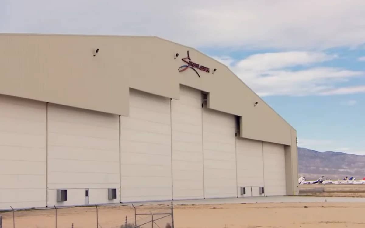 california-mojave-air-and-space-port-facility-where-stratolaunch-builds-carbon-fiber-aircraft