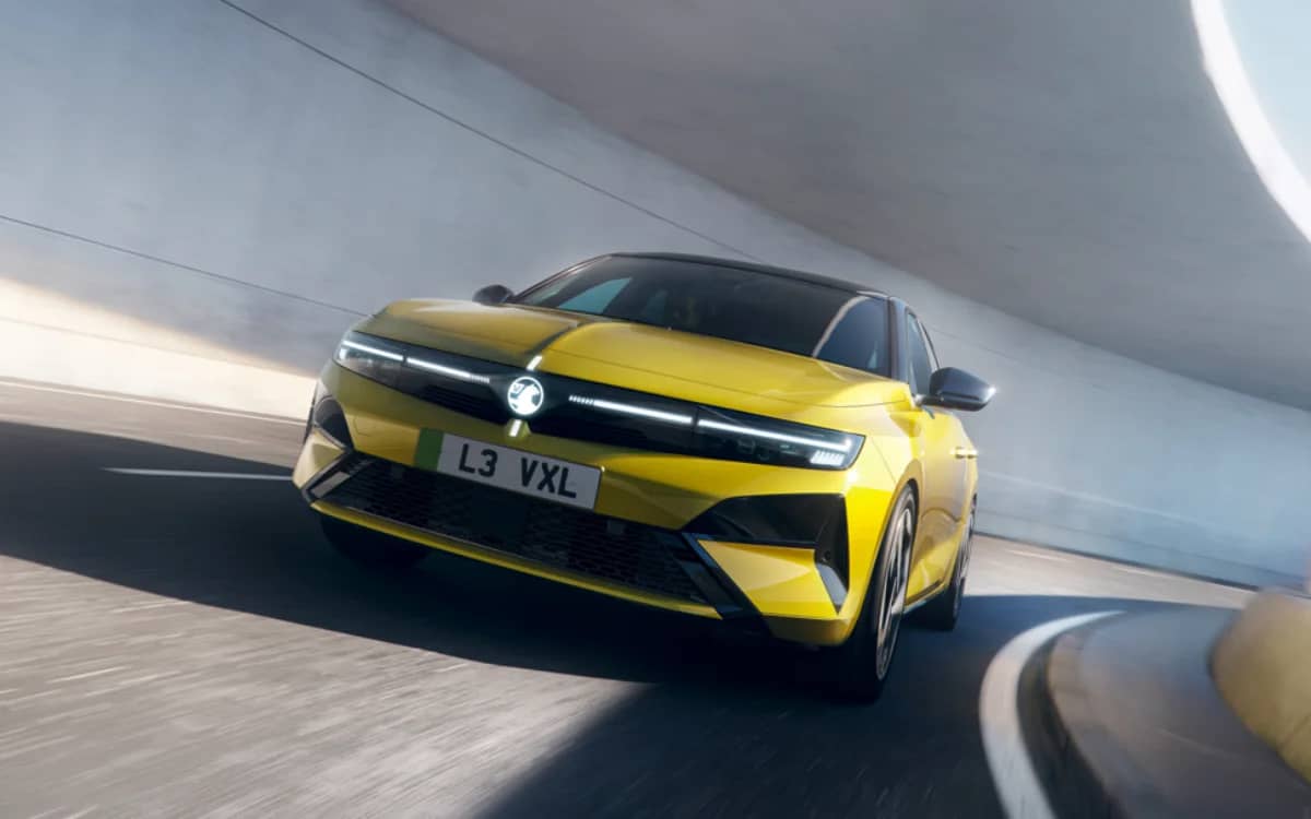 refreshed-vauxhall-astra-illuminated-grille-extra-ev-range