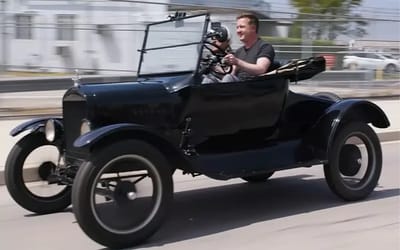 Jay Leno teaches his producer to drive his 1925 Ford Model T as they take to the streets of California