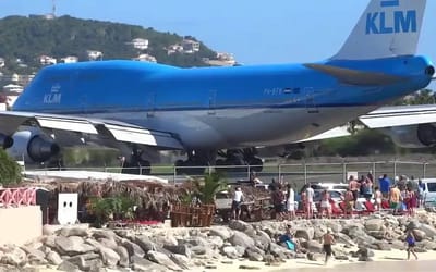 Boeing 747 blowing away tourists on beach leaves people shocked