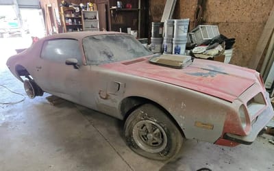 This guy bought a building in Illinois and when he got inside, he found an abandoned American dream car