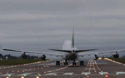 Pilot nails a scary crosswind landing in a 26-year-old Boeing 747