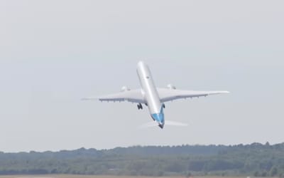 crowd-speechless-boeing-777x-launches-into-air-vertically