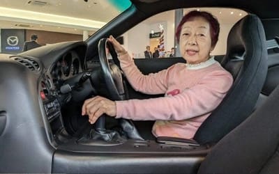 80-year-old woman donates her 25-year-old manual RX-7 to Mazda after giving up her license