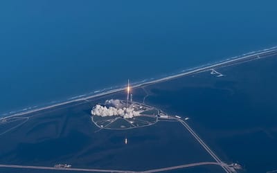 plane-passenger-spots-spacex-falcon-9-in-cape-canaveral-florida