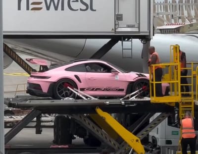 a-pink-porsche-gt3-rs-got-five-star-treatment-on-emirates-a380-airplane