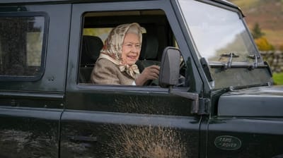 queen-elizabeth-ii-land-rover-saudi-prince-visit-scotland