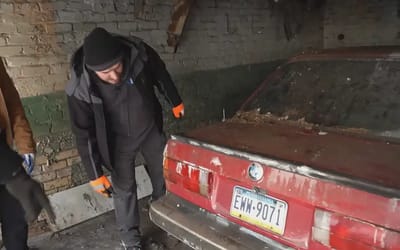 BMW E30 found in an abandoned building, turns out being parked there for 30 years wasn’t the best place for its long term preservation