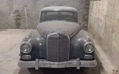 Abandoned Mercedes found in a factory completely transformed by first wash in 10 years