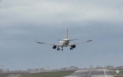wild-video-shows-pilot-abort-landing-55mph-winds-cause-plane-to-levitate