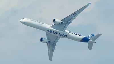 pilot-flies-airbus-a350-1000-fighter-jet-display