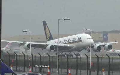 airbus-a380-landing-heathrow-airport-reverse-thrust