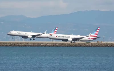 American Airlines Airbus A321 and Boeing 737 parallel landing is synchronized perfection