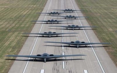 US Air Force displays formation of 8 B-2 Spirit Bombers in impressive ‘elephant walk’