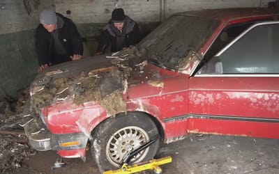 BMW E30 left in disgusting condition after rotting in abandoned house for 14 years given satisfying first wash
