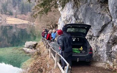 BMW driver gets his $145,000 B3 Touring stuck on a hiking trail after blindly following GPS 