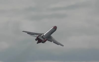Boeing 727 footage makes people nostalgic with its incredibly loud reverse thrust