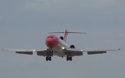 Boeing 727 leaves spectators shocked with the powerful jet noise it generates