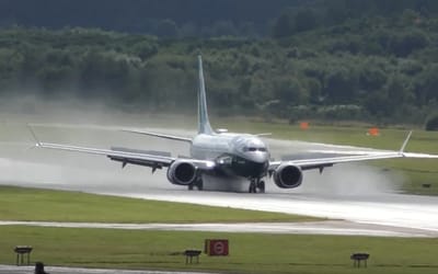 boeing-737-max-dramatic-landing-farnborough-airshow