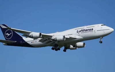 Boeing 747 captain tackles extreme crosswinds during landing