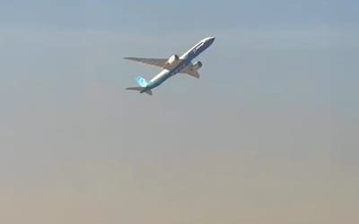 Boeing 777X pilot executes wild move at the 2025 Dubai Airshow and the crowd simply couldn’t contain its excitement