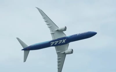 Boeing 777X pilot puts on a display at airshow that leaves the crowd falling in love with the plane