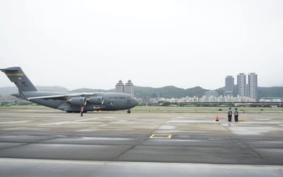 Unbelievable footage shows a C-17 landing at the wrong airport with just a 3,400-foot strip for a 400,000lb airplane
