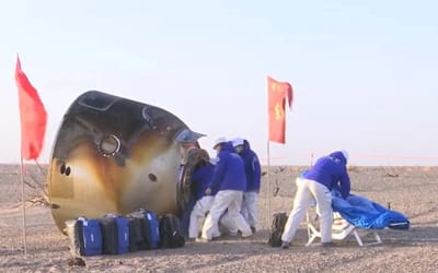 chinese-astronauts-reacting-capsule-opens-see-daylight-again