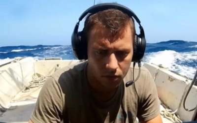 Guy tests Starlink in the middle of the ocean by playing video game and the result is very cool