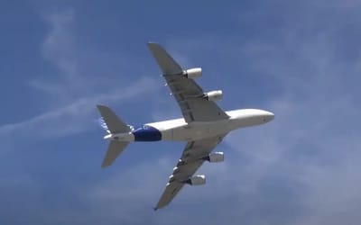 A380 Airbus performs unthinkable acrobatic stunts for a large aircraft