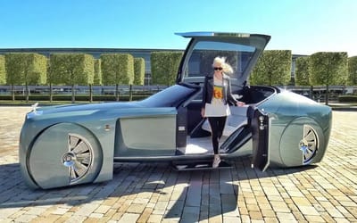 Rolls-Royce ‘from the year 2035’ has no steering wheel and only a silk couch to sit on