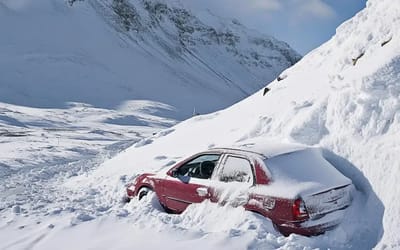 Hiker discovers mystery car buried in snow on California mountain with note on dashboard