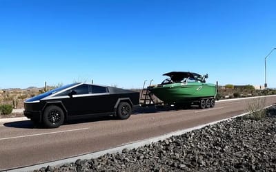 Man’s first time driving Tesla Cybertruck he tries to put it the ultimate towing challenge by towing 8000lb boat