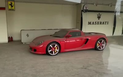rare-porsche-carrera-gt-rotting-in-abandoned-dealership-china