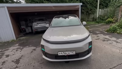 Chinese SUV waits for its owner to leave the car before using its incredible technology to back itself into the garage and park avoiding obstacles