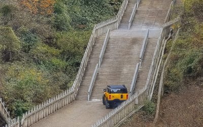 Side-by-side video of Chinese EV's attempt to recreate Range Rover ‘Stairway to Heaven’ climb next to real thing is very awkward to watch