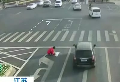 Chinese man fed up with his commute painted his own road sign