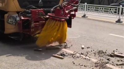 china-high-speed-road-sweeper-clears-highways